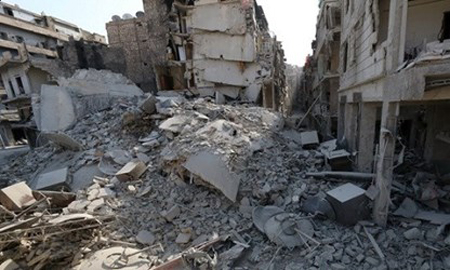 Quang cảnh đổ nát của một chung cư phía Đông tỉnh Deir Ezzor (Syria) sau khi bị ném bom.